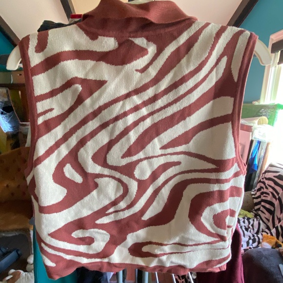 Elison Rd. Crop tank - Picture 3 of 3